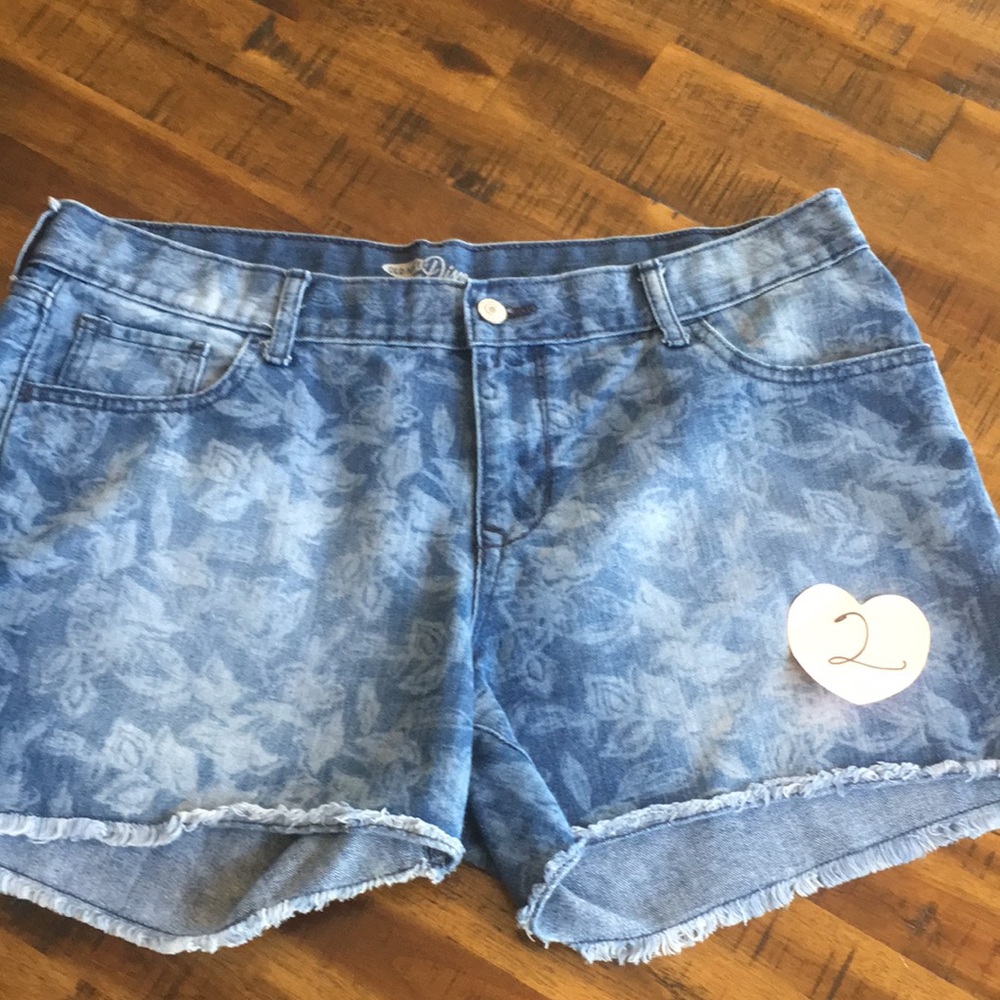 THREE PAIR OF OLD NAVY JEAN SHORTS 🩳 - Picture 7 of 13